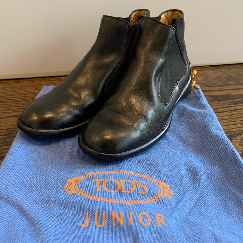 Tod’s Junior black leather booties size 31